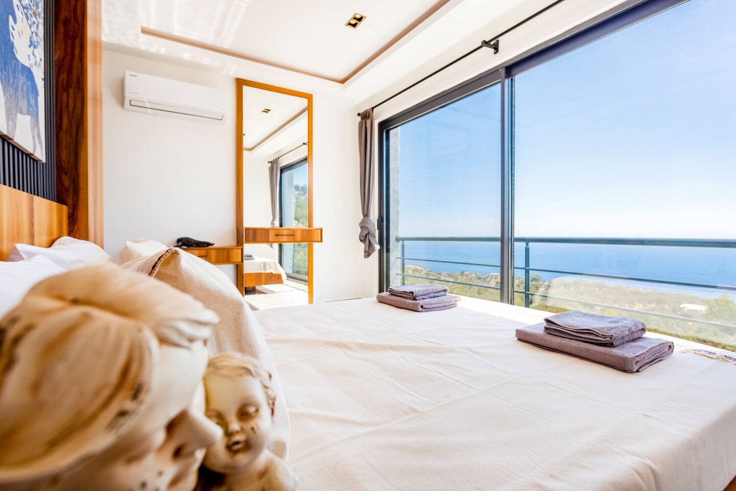 Bedroom facing the Mediterranean sea
